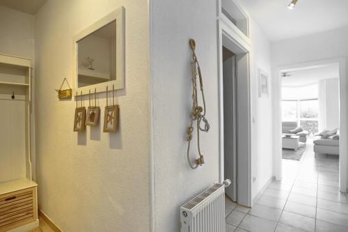 um quarto com um corredor com um espelho na parede em Vierkant FW 2 em Zingst