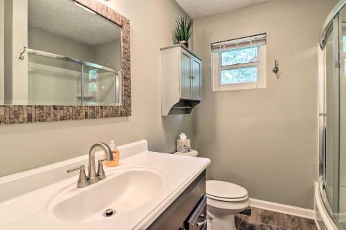 Pisgah ForestPeaceful Pisgah Forest Cottage with Fire Pit!的带水槽和马桶的浴室