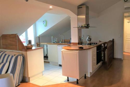 une cuisine avec un évier et un plan de travail dans l'établissement APPARTEMENT BORDATCHOA, à Saint-Jean-de-Luz