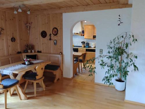 a kitchen and dining room with a table and chairs at Sommerruhe in Titisee-Neustadt