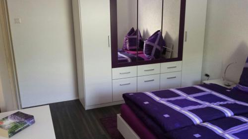 En eller flere senge i et værelse på Ferienwohnung "Am Vaterlandsgrubenweg"