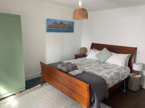 Un pat sau paturi într-o cameră la Peaceful & tucked away Wylah Cottage in Simpsons Bay on Bruny Island