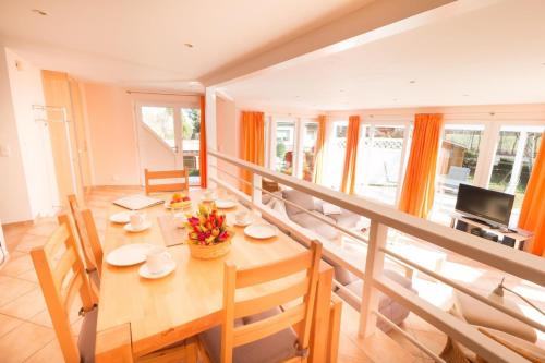 uma sala de jantar e sala de estar com mesa e cadeiras em IW - Komfort-Apartment Im Winkel 13 - FERIENDOMIZIL HOLLICH em Grömitz