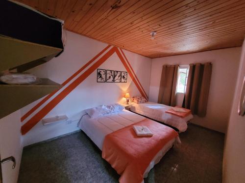 1 Schlafzimmer mit 2 Betten im Dachgeschoss in der Unterkunft Chácara dos Pássaros in Gonçalves
