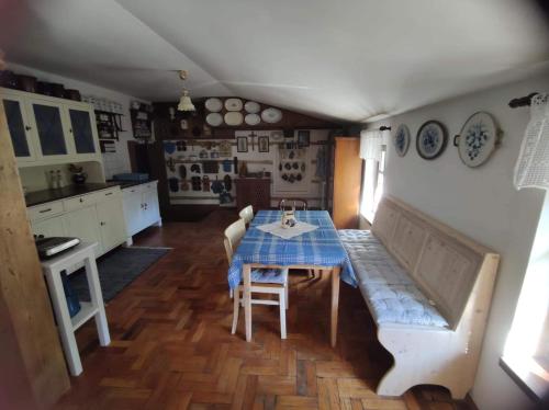 Kuchyň nebo kuchyňský kout v ubytování Cafe Nostalgie čtyřlůžkový apartmán