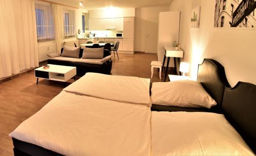 シュヴェリーンにあるAm Schloss 107のベッドルーム1室(ベッド1台付)、リビングルームが備わります。
