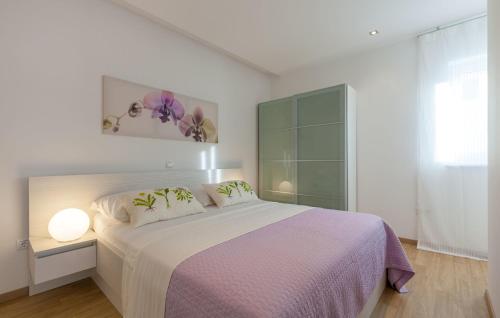 En eller flere senger på et rom på Villa Azalea apartments A2