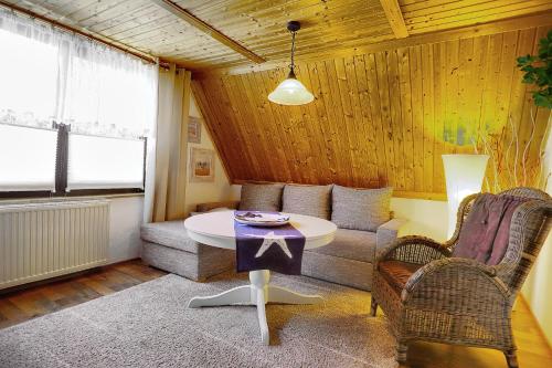 青斯特的住宿－Hoffmann, Uwe - 21690，客厅配有沙发和桌子