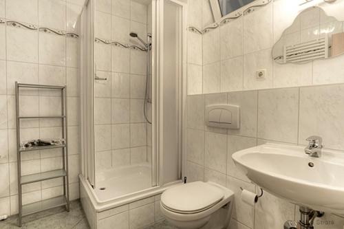 ツィングストにあるStollberg, FW4の白いバスルーム(トイレ、シンク付)
