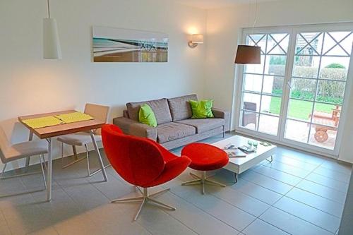 Villa Morgentied, FW 2 في زنغست: غرفة معيشة مع أريكة وطاولة