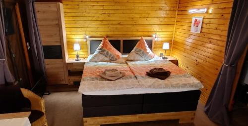 Un dormitorio con una cama con dos bolsas. en Poolhaus im Südharz, en Ilfeld