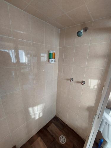 a bathroom with a shower with tan tile at Depa #6 Tipo Loft en Planta Alta en Centro Histórico in Zacatecas
