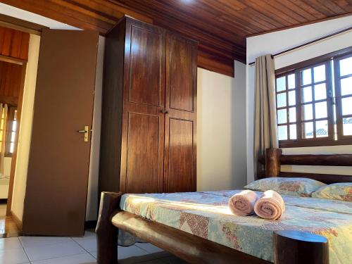 Uma cama ou camas num quarto em Itaipu Beach House