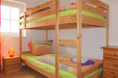 Двухъярусная кровать или двухъярусные кровати в номере "Hof Triangel - Whg 3" - Bauernhofurlaub