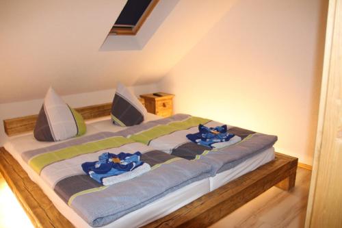 Ferienwohnung mit Balkon في Sehmatal: غرفة نوم عليها سرير وفوط زرقاء