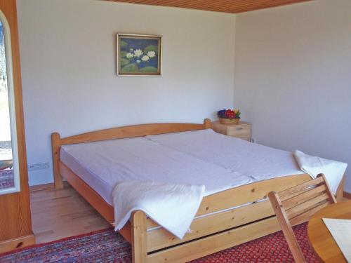 a bedroom with a wooden bed in a room at Bienenhaus in Ulsnis