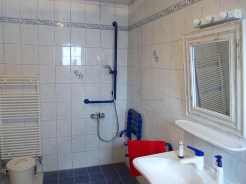 een badkamer met een douche, een wastafel en een toilet bij Ferienwohnung SineFinibus in Bad Grönenbach