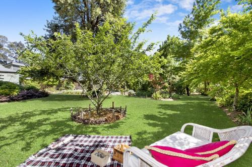 a picnic table and two chairs in a yard at Killior'ra in Berambing