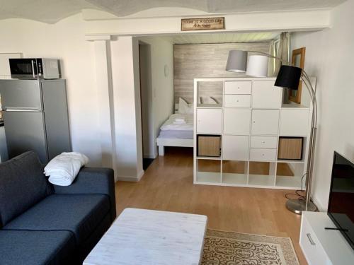 een woonkamer met een bank en een slaapkamer bij Ferienwohnung Winterberg Lodge in Winterberg
