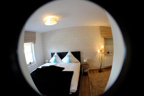 HeedeにあるFerienhaus Eiklenborg "Am Heeder See"のベッドルーム(青い枕のベッド1台付)