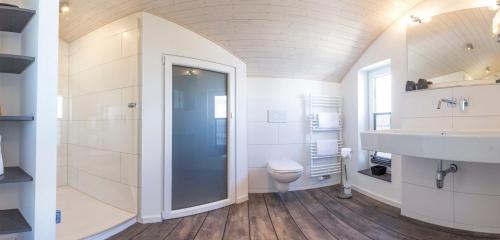 La salle de bains est pourvue d'une douche, de toilettes et d'un lavabo. dans l'établissement KYST 5410 Floating Home 2, à Neustadt in Holstein