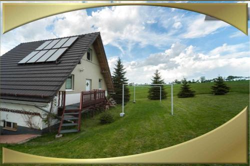une maison avec des panneaux solaires sur le toit dans l'établissement Appartment 2, à Kurort Altenberg