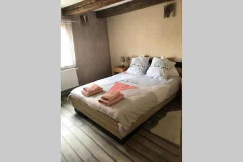 a bedroom with a bed with two towels on it at Am Dàntzwaj in Lembach