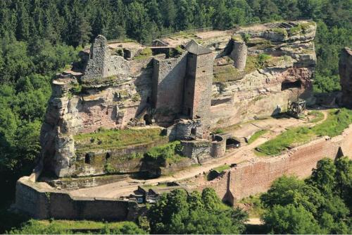 an old castle on the side of a mountain at Am Dàntzwaj in Lembach
