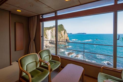 una sala de espera con vistas al océano en Hotel Urashima, en Katsuura