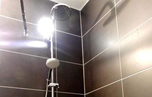 プレローにあるResi Q2のバスルーム(照明付きのシャワー付)