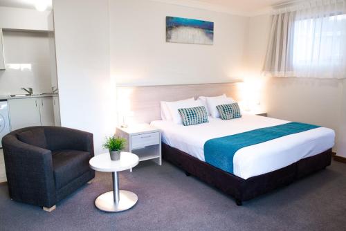 Un pat sau paturi într-o cameră la Copacabana Shores