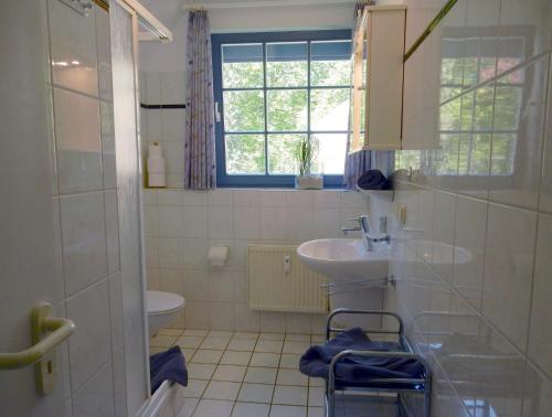プレローにあるEichenpark 34のバスルーム(洗面台、トイレ付)