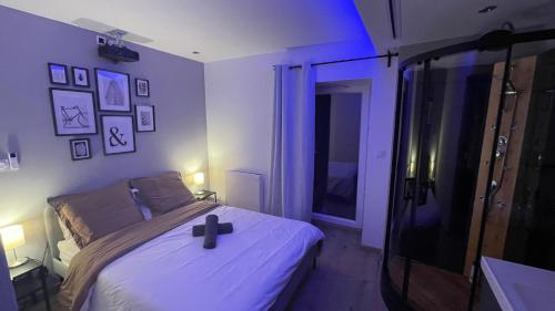 Un dormitorio con una cama con una cruz. en Bienvenue chez vous "appartement classé 2 étoiles en RDC avec espace extérieur et parking" en Dole