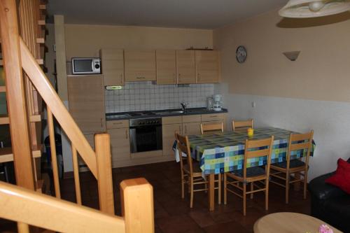 eine Küche und ein Esszimmer mit einem Tisch und Stühlen in der Unterkunft Ferienwohnung 4 Struven Hus in Lehe