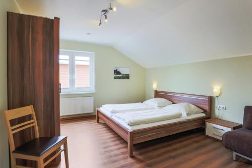 SahrensdorfにあるFerienhof Büdlfarm - Nord Ostのベッドルーム1室(ベッド1台、テーブル、椅子付)