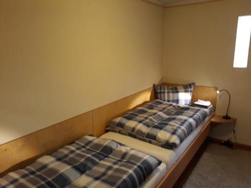 2 Betten nebeneinander in einem Zimmer in der Unterkunft Haus Birkenheim in Hatten