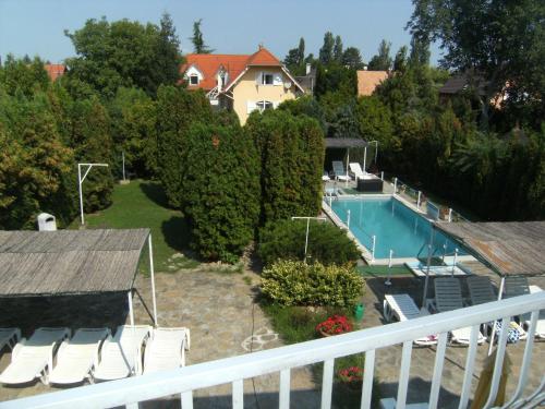 Cette chambre offre une vue sur une maison dotée d'une piscine. dans l'établissement Ferienhaus Nr 2B, à Balatonszárszó