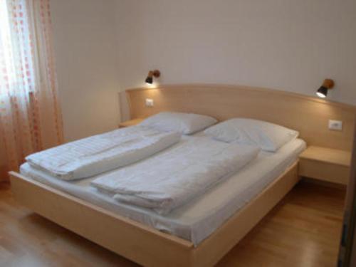 een bed met twee kussens in een slaapkamer bij Fewo Dreiraum im Haus Götsch 3 in Parcines