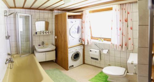 Ванная комната в Ferienwohnung Brenner