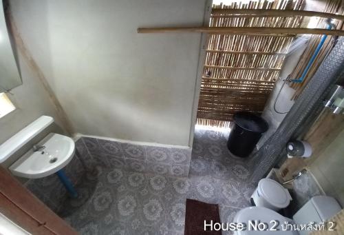 a small bathroom with a sink and a toilet at Chinopuu Hut Homestay Muangkong ชิโนปู ฮัท โฮมสเตย์ เมืองคอง เชียงดาว in Mueang Khong