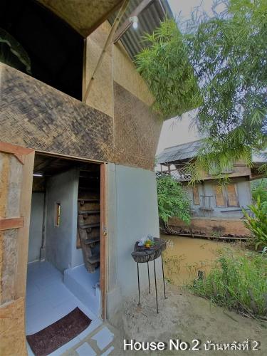 a house no with a table in front of it at Chinopuu Hut Homestay Muangkong ชิโนปู ฮัท โฮมสเตย์ เมืองคอง เชียงดาว in Mueang Khong