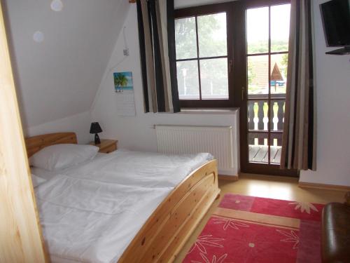 En eller flere senge i et værelse på Finnhäuser am Vogelpark - Haus Andrea