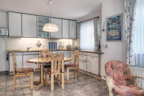 a kitchen with a table and chairs in a room at Strandkieker 14, PP innen in Zingst