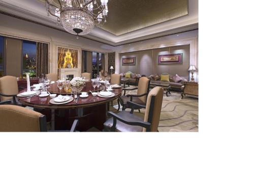 a dining room with a table and chairs at Wanda Vista Tianjin in Tianjin