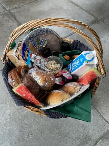 a basket filled with different types of food at Benbijdokkum in Driesum