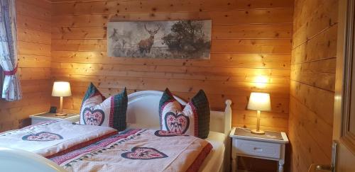 StamsriedにあるBlockhaus Bayerischer Waldのベッドルーム1室(ベッド1台、ナイトスタンド2台付)
