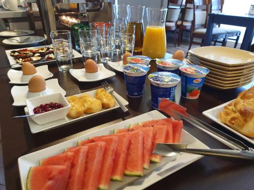 una mesa cubierta con platos de comida y fruta en Villa Roma przy wyciągu na Szrenicę, en Szklarska Poręba