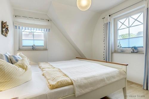 ツィングストにあるVilla Sola Bona, FW 4の白いベッドルーム(ベッド1台、窓2つ付)