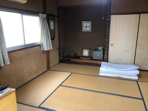 a room with a room with a rug on the floor at 竜ケ崎駅そばの森田屋旅館 in Ryūgasaki