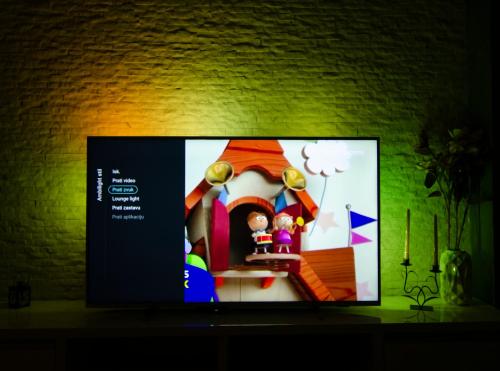 Una televisión o centro de entretenimiento en Apartman MDB LUX